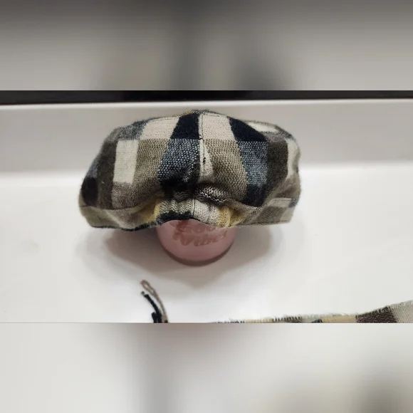 Plaid scarf and matching hat set in a checkered pattern with colors of brown - Picture 5 of 13